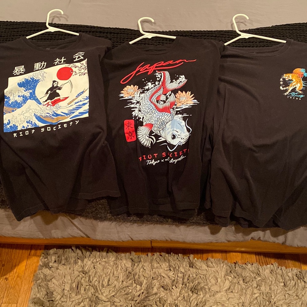Riot Society graphic t-shirts Mens medium